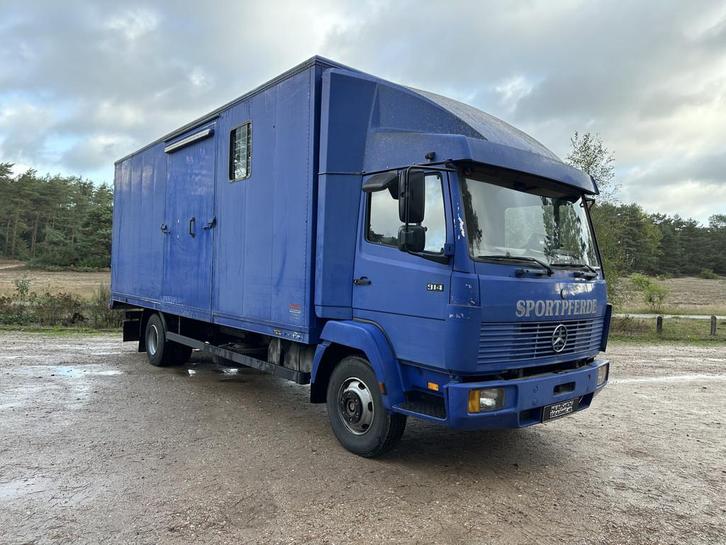 Mercedes-Benz 814 7.5T 6-paards paardenvrachtwagen aluminium, Auto's, Vrachtwagens, Te koop, Trekhaak, Mercedes-Benz, Diesel, Blauw