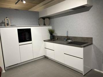 SHOWROOM EILAND GLANS KEUKEN NOBILIA + 5 ELECTRO+ LEVERING beschikbaar voor biedingen
