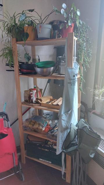 Houten rek beschikbaar voor biedingen