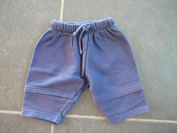 blauw broekje beschikbaar voor biedingen