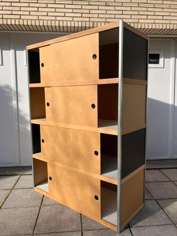 Grote authentieke Kewlox-kast beschikbaar voor biedingen