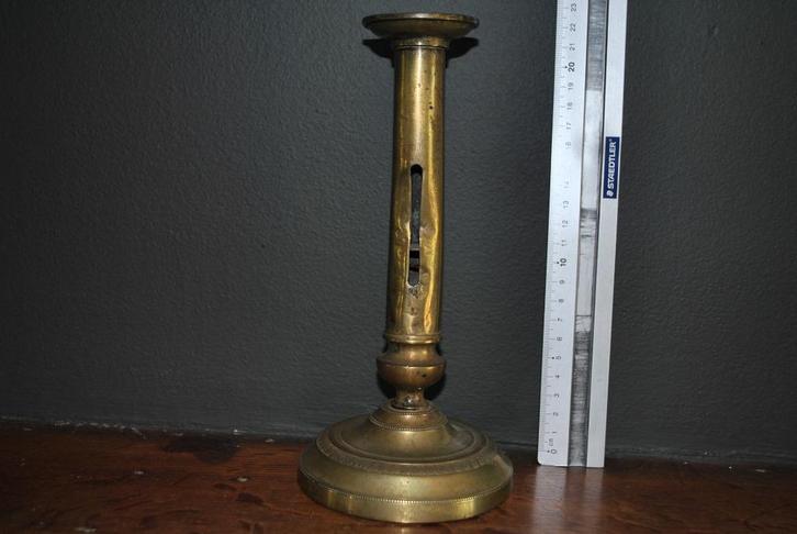 Oude koperen of koperen kandelaar met ronde basis 1, Antiek en Kunst, Antiek | Kandelaars, Koper of Brons, Ophalen of Verzenden