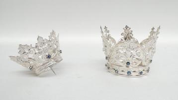 Twee zilveren kroontjes o.a. één met 18 diamantjes beschikbaar voor biedingen