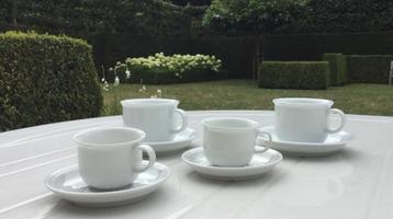 Set 4 Porseleinen tassen en ondertassen Set/2€ beschikbaar voor biedingen