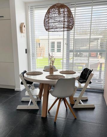 Mooie ronde beton tafel  met houten kruispoten 130cm  beschikbaar voor biedingen