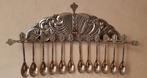 12 cuillères décoratives en métal argenté dans un support su, Antiquités & Art, Curiosités & Brocante, Enlèvement