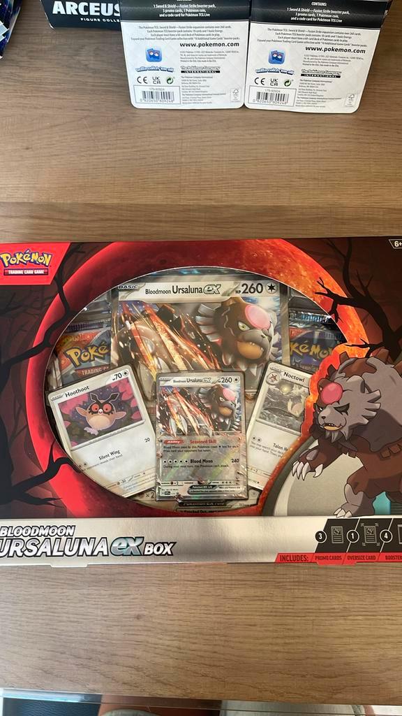 Pokemon Bloodmoon Ursaluna ex box, Hobby en Vrije tijd, Verzamelkaartspellen | Pokémon, Nieuw, Overige typen, Foil, Ophalen
