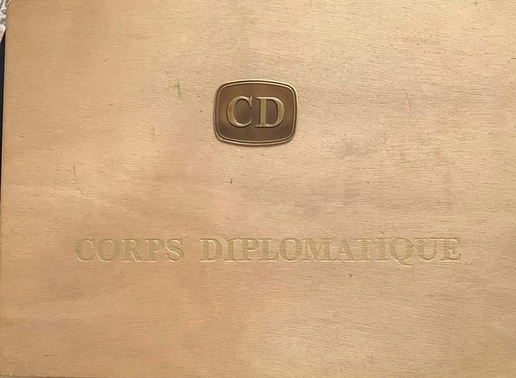 Corps Diplomatique sigarenkist, deels gevuld., Verzamelen, Rookartikelen, Aanstekers en Luciferdoosjes, Gebruikt, Tabaksdoos of Verpakking