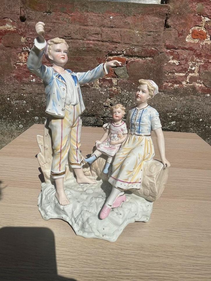 Porseleinen beeld 3 kinderen / herdersscène (duitse stijl), Hobby en Vrije tijd, Modelbouw | Figuren en Diorama's, Zo goed als nieuw