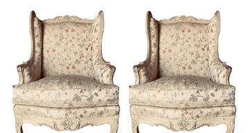 Paire de fauteuils à oreilles d'époque Louis XV en soie