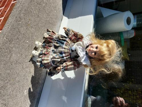 Porseleinen pop met vintage kleding op staander, Verzamelen, Poppen, Gebruikt, Pop, Levensecht of Reborn, Ophalen