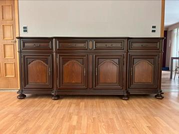 Donker houten uitgesneden dressoirkast beschikbaar voor biedingen