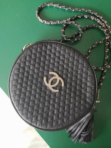 Leuk zwart tasje met lange ketting om cross-over te dragen beschikbaar voor biedingen