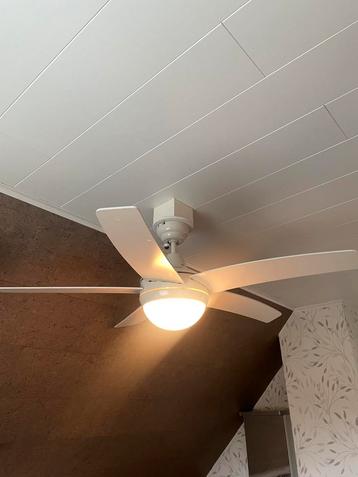 Plafondventillator met afstandsbediening beschikbaar voor biedingen