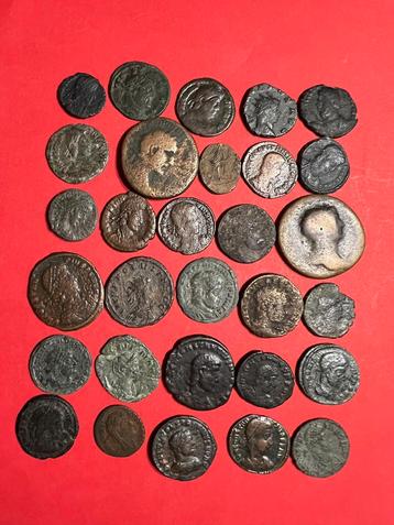 Gevarieerd lot van 30 Romeinse munten.