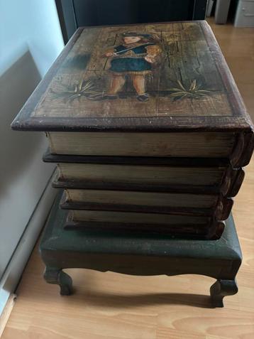 Boekenstapel bijzettafel vintage beschikbaar voor biedingen