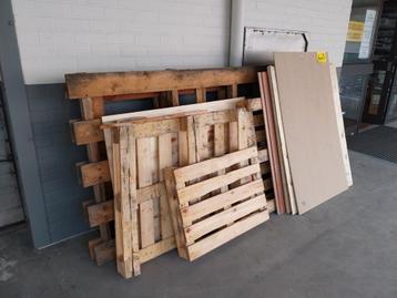 Pallets/bord om weg te geven.  SCHAARBEEK