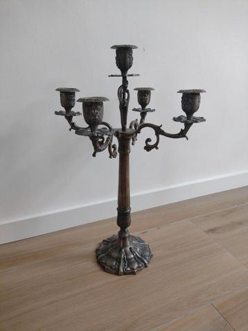 Grote antieke vijfarmige kandelaar beschikbaar voor biedingen