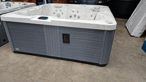 Nieuwe exclusieve Jacuzzi 230 x 230, Tuin en Terras, Jacuzzi's, Zo goed als nieuw, Ophalen of Verzenden