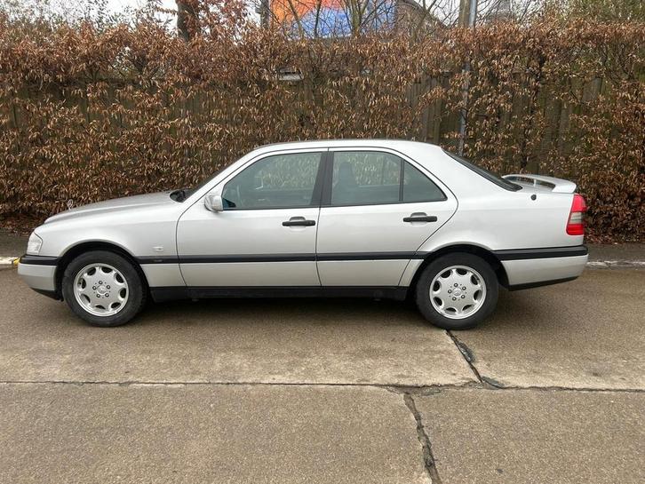 Mercedes c220 essence 1996 état neuf,climatisatio., Autos, Oldtimers & Ancêtres, Particulier, Vitres électriques, Essence, Carnet d'entretien