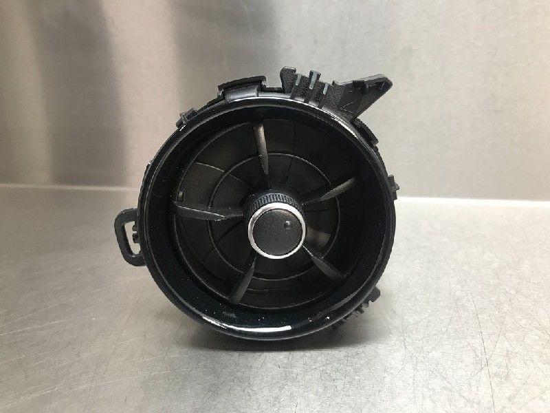 AERATEUR TABLEAU DE BORD Yaris III (P13) (|5556862280|), Utilisé, Toyota