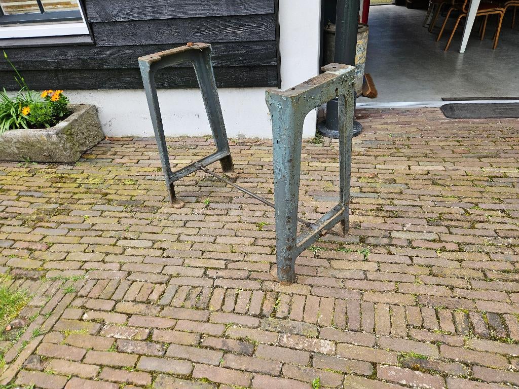 Oud gietijzer onderstel Hoog ca 76 cm Breed 44 cm, Ophalen