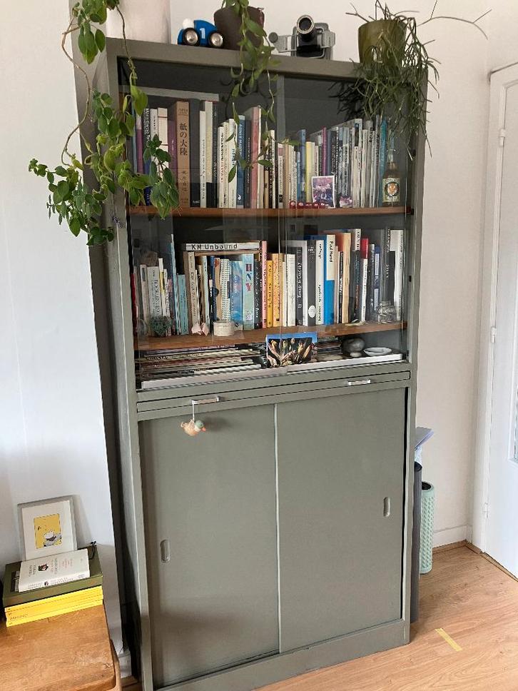 Vintage metalen vitrinekast, Maison & Meubles, Armoires | Vitrines, Comme neuf, 150 à 200 cm, 50 à 100 cm, 25 à 50 cm, Avec porte(s)