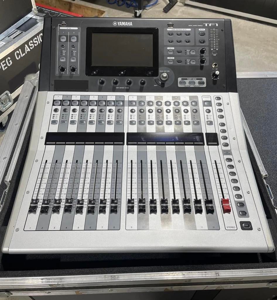 Yamaha TF1 Digital Mixing Console + Flight Case, Enlèvement, Comme neuf