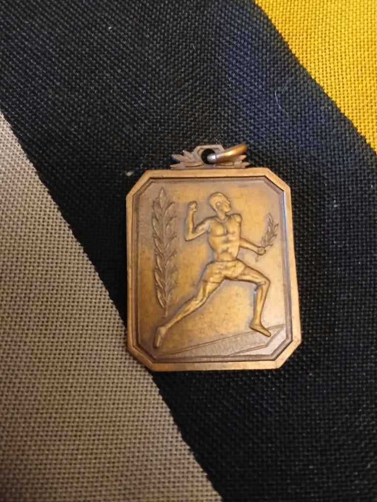 Medaille  cercle sportif de la police de Schaerbeek, Collections, Envoi, Autres, Ruban, Médaille ou Ailes