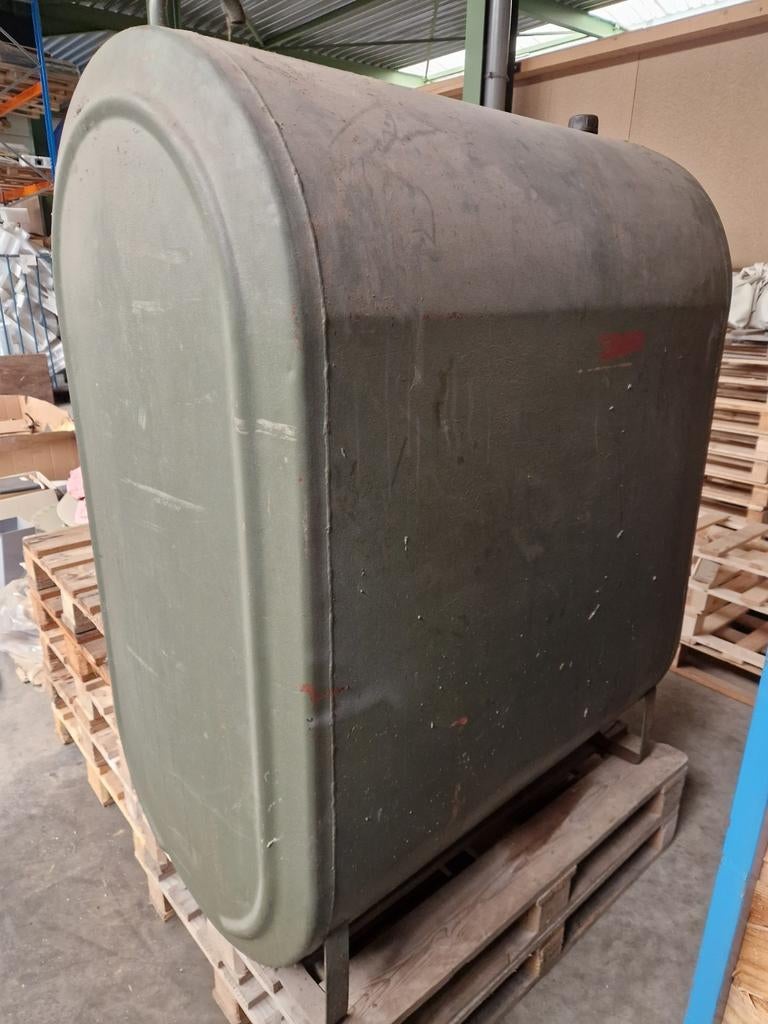 Lege oude ijzeren mazouttank, Ophalen