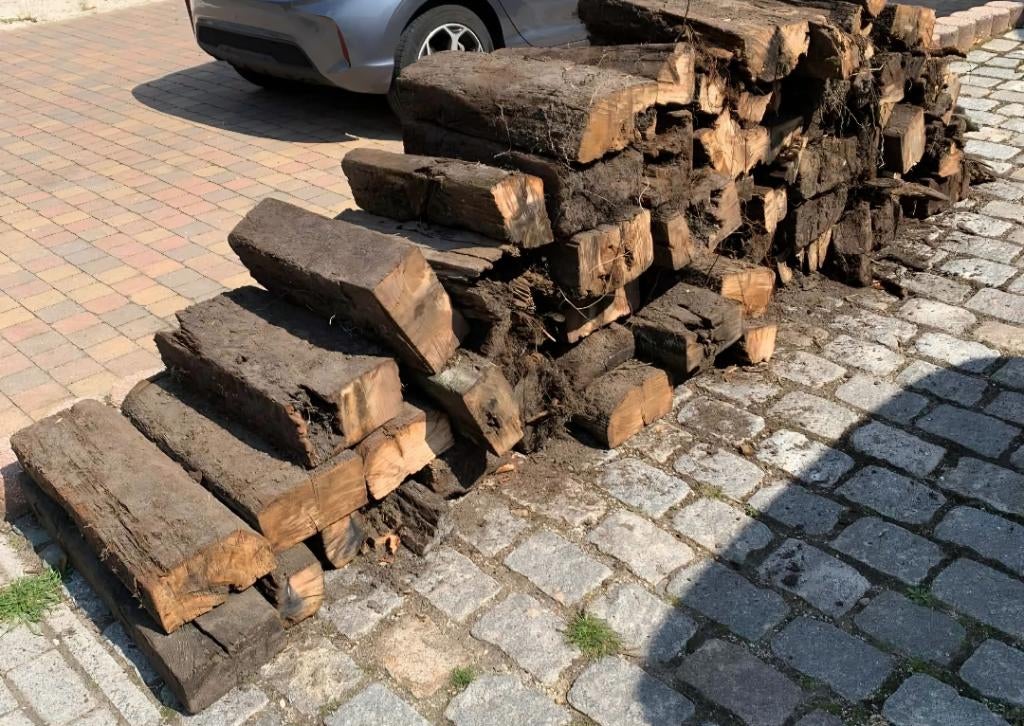 Stookhout, Enlèvement, Bûches