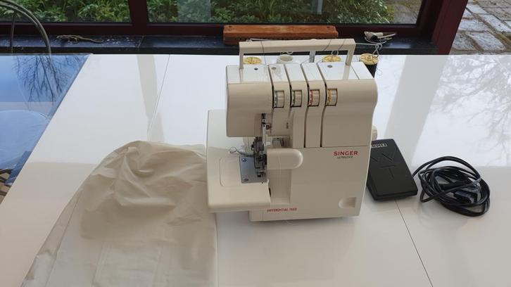 SINGER 14 SH 654 overlockmachine, Hobby en Vrije tijd, Naaimachines en Toebehoren, Zo goed als nieuw, Lockmachine, Singer, Ophalen of Verzenden