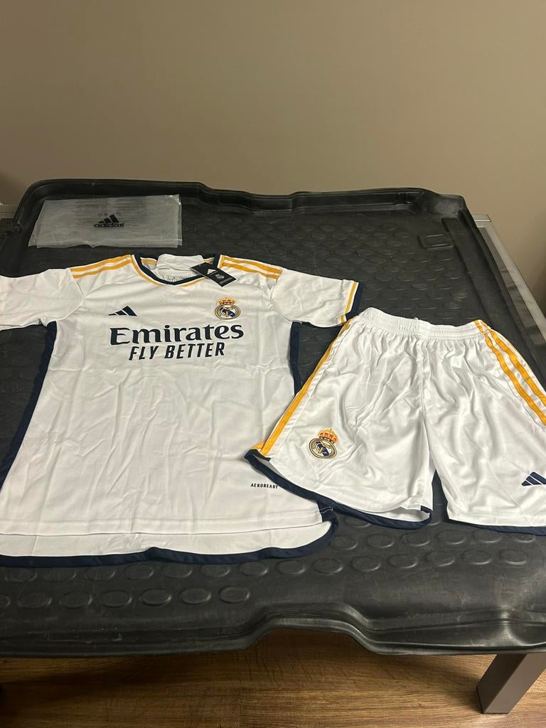 Real Madrid Voetbal Set Tenu - NIEUW!, Sports & Fitness, Football, Taille M, Enlèvement, Neuf, Set