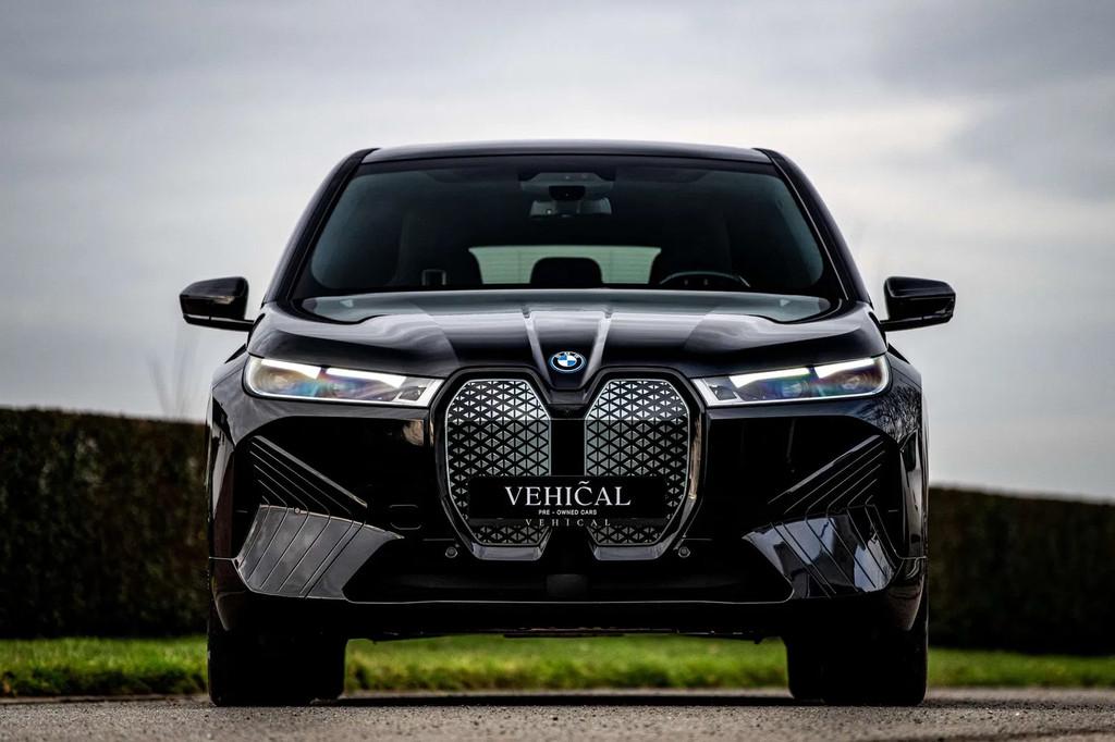 BMW iX xDrive40 M SPORT |PANO|MASSAGE|SOFTCLOSE|TREKHAAK, Automaat, Gebruikt, USB, 326 pk