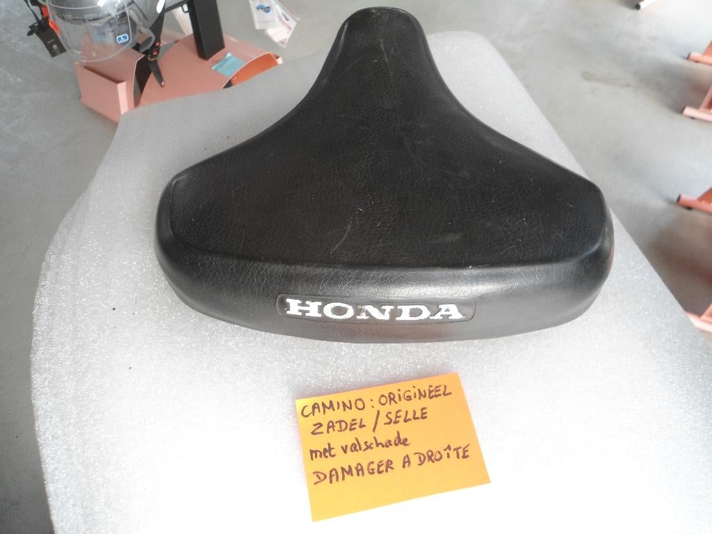 Honda camino : origineel zadel met valschade, Fietsen en Brommers, Brommeronderdelen | Algemeen, Ophalen, Gebruikt, Zadel, Honda Camino