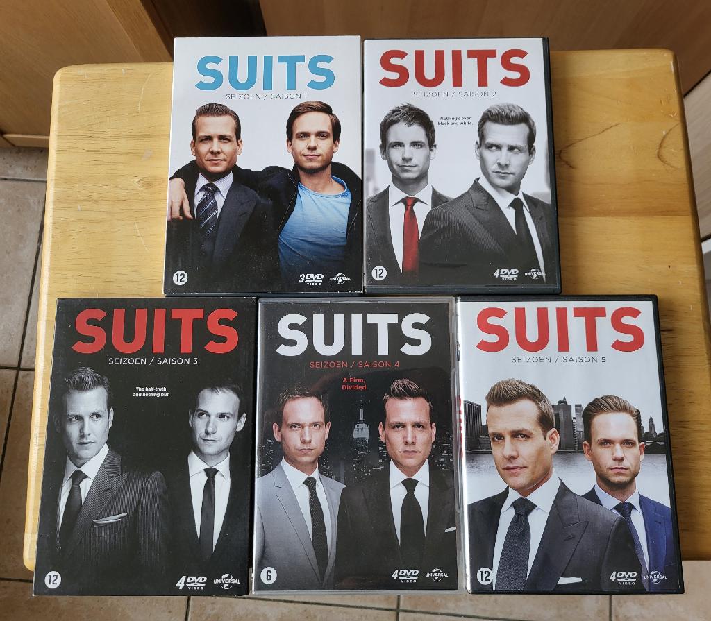 Lot coffrets DVD Suits saisons 1 à 5, Vanaf 12 jaar, Ophalen, Overige genres, Boxset