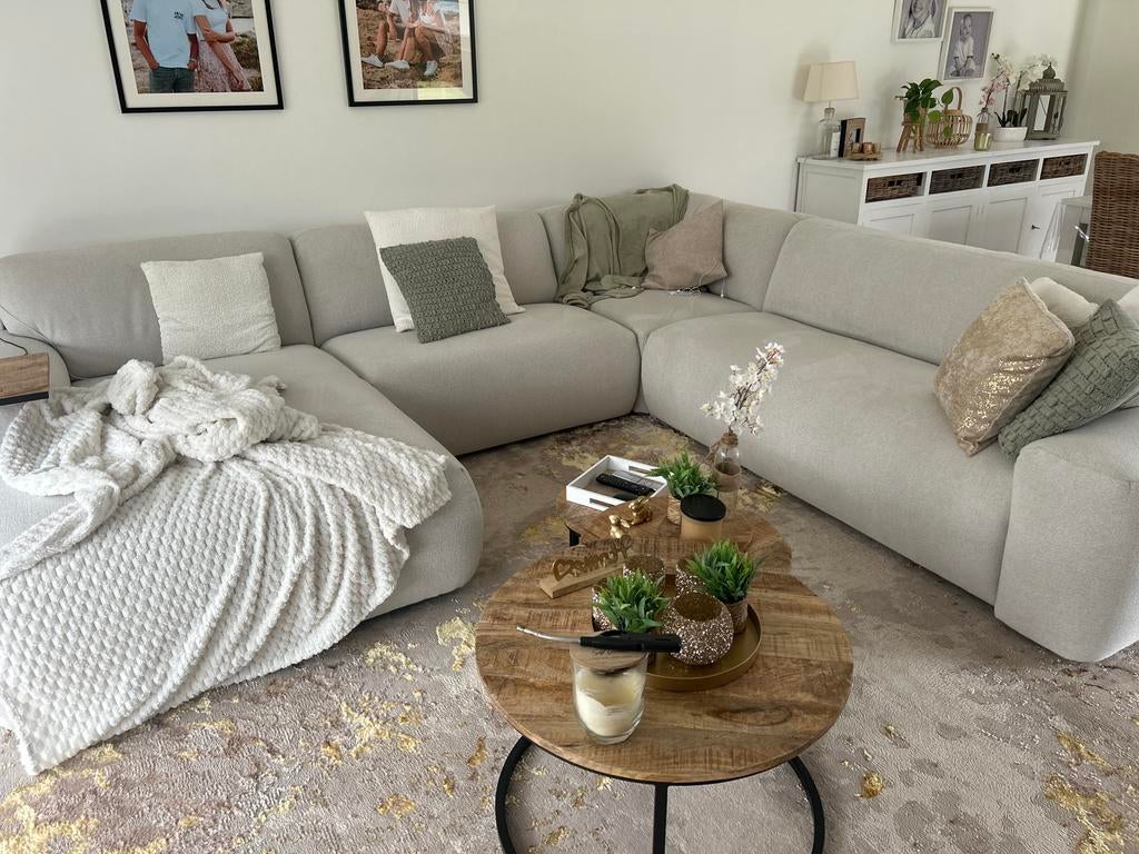 Hoeksalon juntoo, Enlèvement