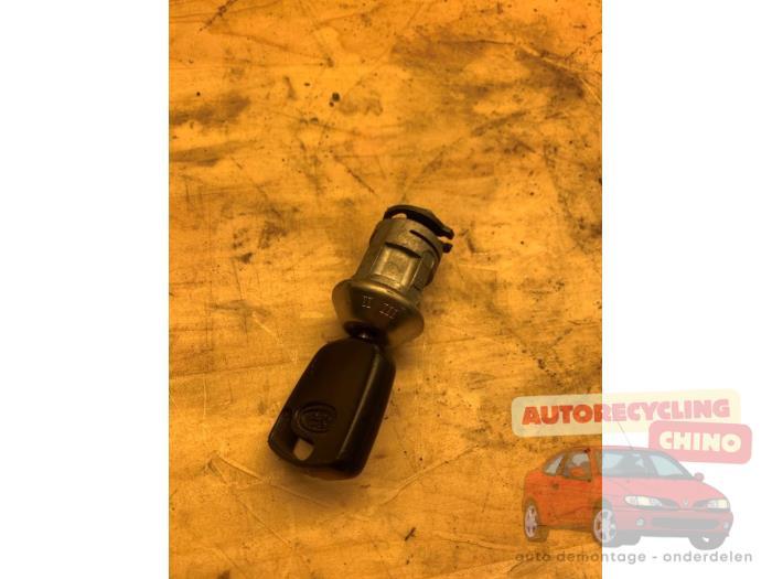 Serrure de contact + clé d'un Ford Fiesta, Autos : Pièces & Accessoires, Autres pièces automobiles, Ford, Utilisé, 3 mois de garantie