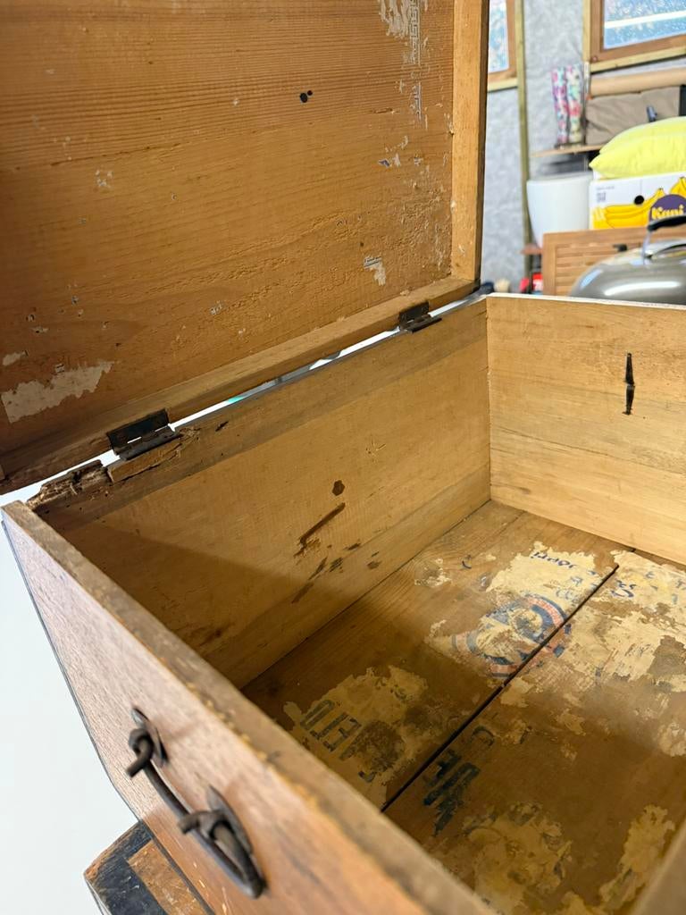 Twee oude theekisten, Ophalen