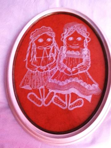 Des jumeaux dentelliers. Conçu par Martine Bruggeman., Enlèvement ou Envoi, Comme neuf, Autres types