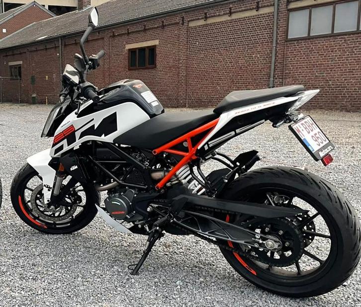 Ktm Duke white 125cc / permis B 1350km!, Motos, Motos | KTM, Particulier, ABS, Enlèvement