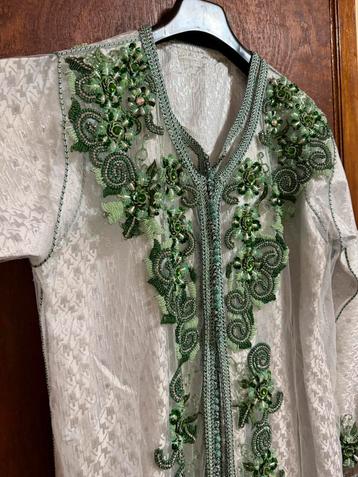 Tkcheta blanc / vert emeraude beschikbaar voor biedingen