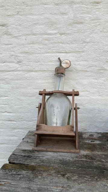 Oude whiskey fles old smoglers met staander. beschikbaar voor biedingen