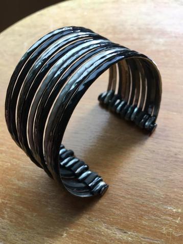Zwart/grijze, metalen armband, meerlagig beschikbaar voor biedingen