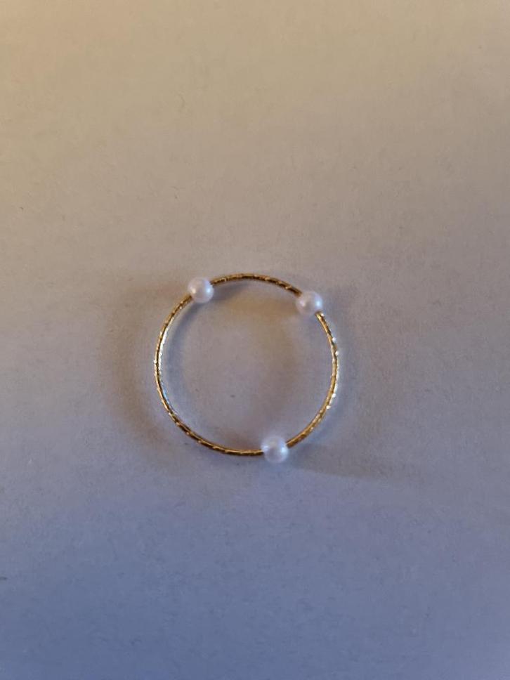 Bague Dorée Minimaliste aux Perles Blanches, Bijoux, Sacs & Beauté, Bagues, Neuf, Enlèvement ou Envoi