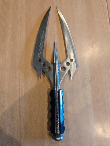 Fantasy werpmes/dolk met driedelig lemmet beschikbaar voor biedingen