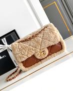 Chanel shearling tas, Handtassen en Accessoires, Tassen | Damestassen, Ophalen of Verzenden, Nieuw, Bruin, Schoudertasje