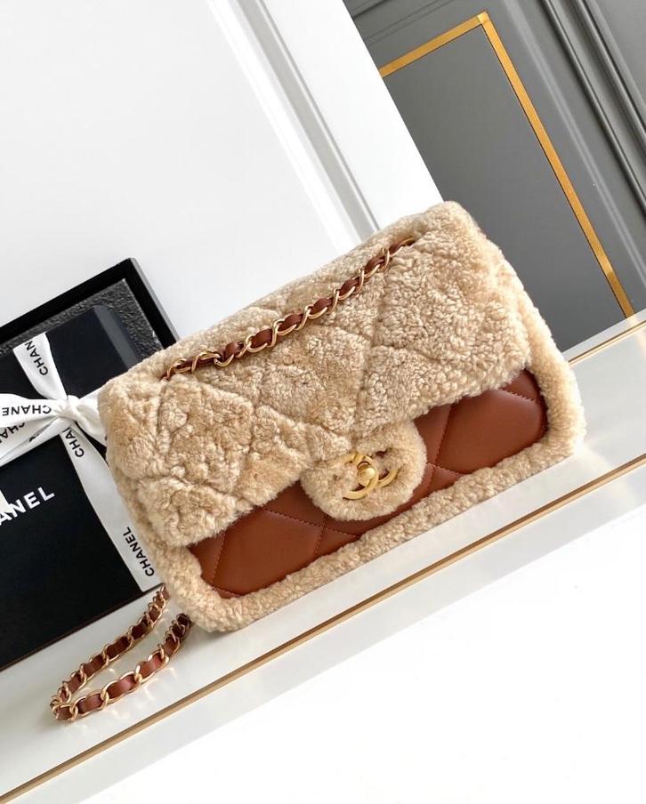 Chanel shearling tas, Handtassen en Accessoires, Tassen | Damestassen, Nieuw, Schoudertasje, Bruin, Ophalen of Verzenden