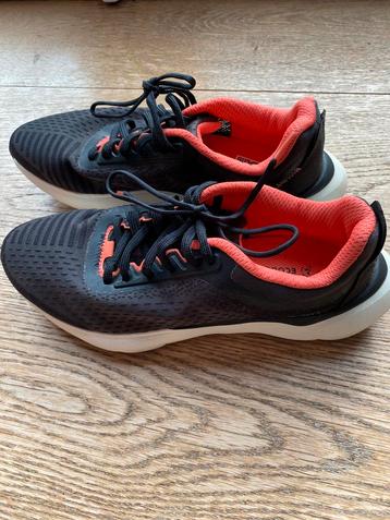 Chaussures de course Decathlon, noir/orange, taille 39 disponible aux enchères