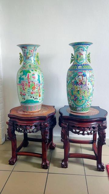Vase chinois + table en bois avec marbre.